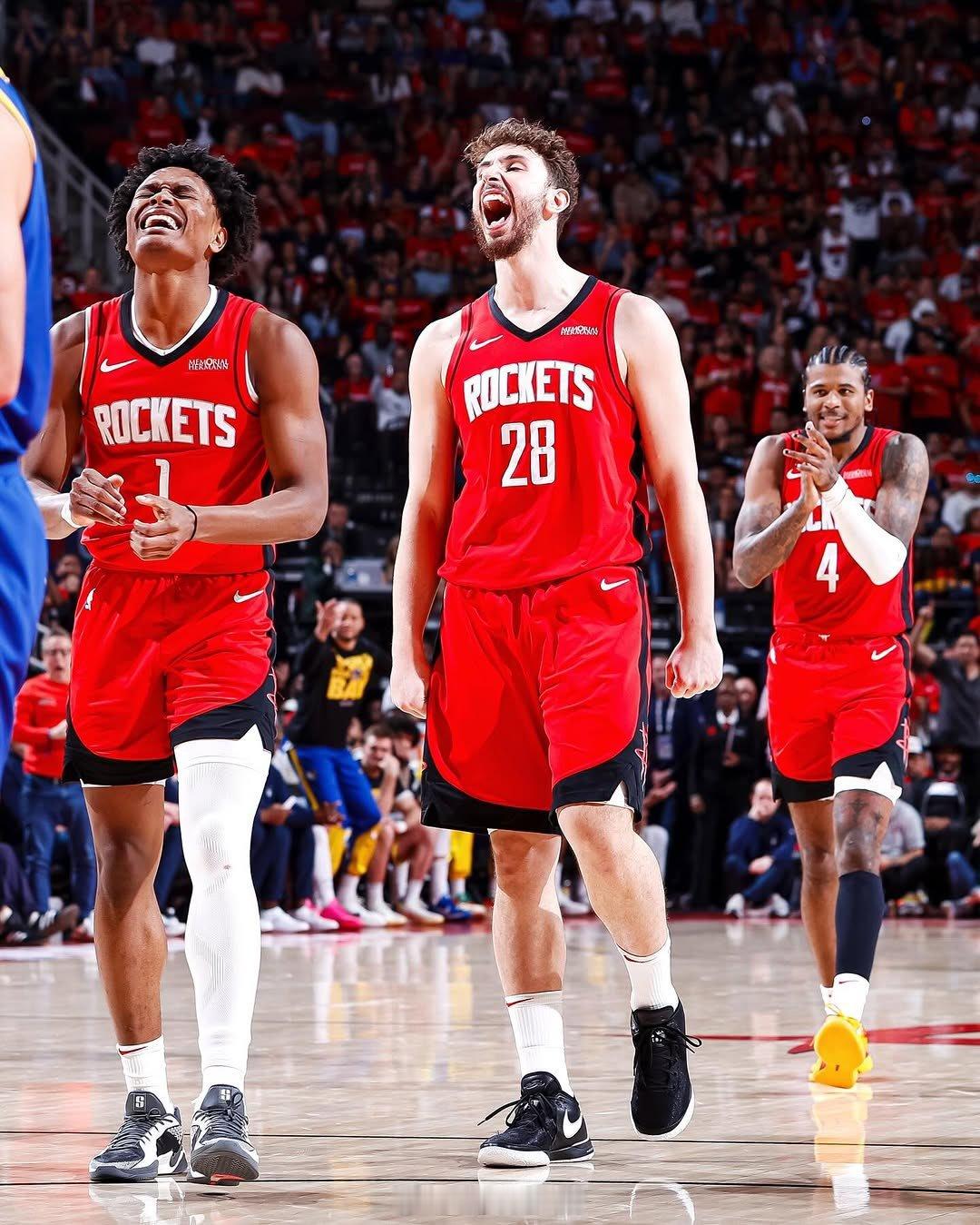 包含冲刺阶段欧超杯焦点战；休斯敦火箭豪取连胜；悬念犹存；临场指挥获称赞的词条